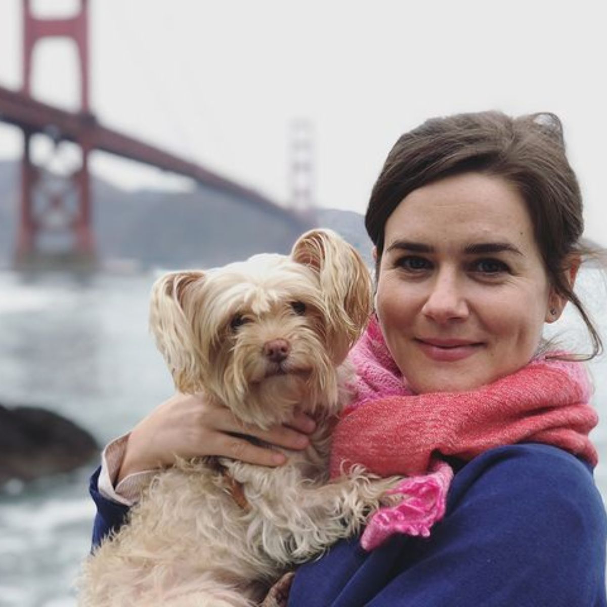 Zoe Jarman posing for a photo shoot after holding her beautiful dog in her palm.